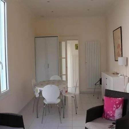 House Maison Renovee Dans Le Quartier Du Parc De 300 Metres Plage *